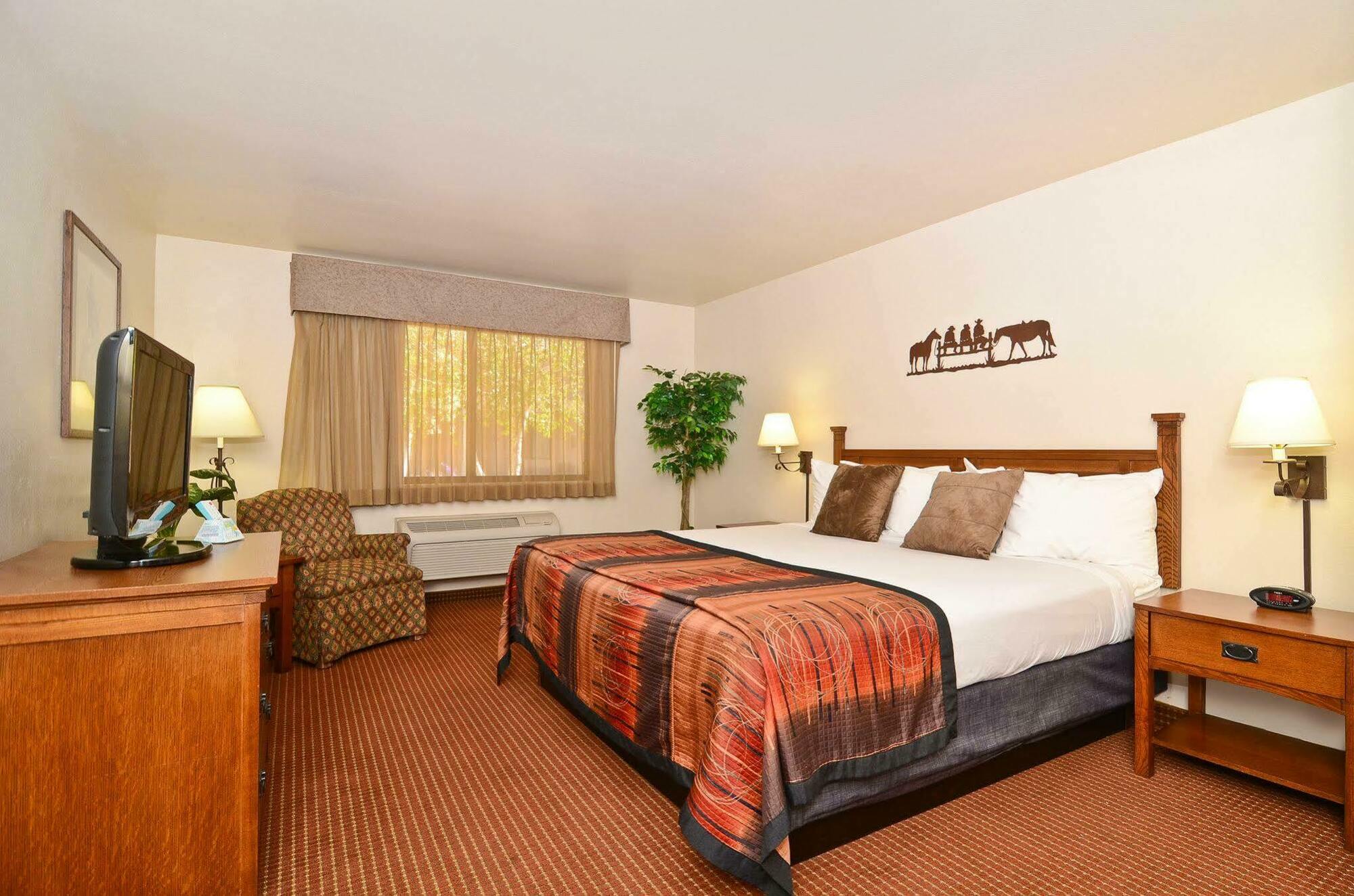 Western Grande River & Hotel Clifton